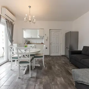 House Niko M With 6 Apartament Split